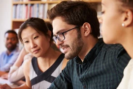 Joven vietnamita entre participantes en programa de destacados empresarios Australia- ASEAN