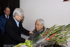 Dirigentes vietnamitas felicitan al exsecretario general del PCV en vísperas del Tet