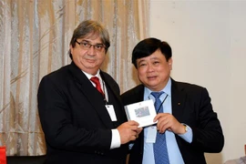El Director General de VOV, Nguyen The Ky, Nguyen The Ky y el presidente del ICRT, Alfonso Noya Martínez 