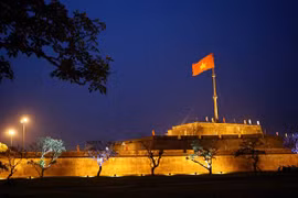 Iluminan Torre de Bandera en patrimonio cultural vietnamita