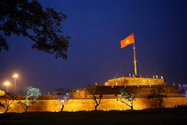 Iluminan Torre de Bandera en patrimonio cultural vietnamita