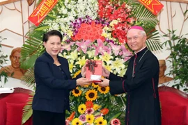 Presidenta del Parlamento de Vietnam extiende en provincia sureña felicitaciones de Navidad 