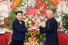 Presidenta del Parlamento de Vietnam extiende en provincia sureña felicitaciones de Navidad 