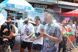 Tailandia celebra el Songkran, fiesta budista más importante de su cultura
