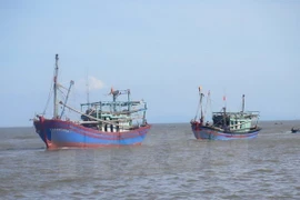 Remolcan con seguridad barco averiado en aguas 