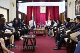 Embajador vietnamita en Nueva Delhi se reúne con estudiantes destacados de su país