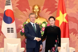 Presidente sudcoreano recibido por titular del Parlamento de Vietnam 