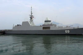 Destructor de Armada de Singapur atraca en puerto de Da Nang 