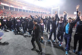 Equipo sub-23 recorre el estadio My Dinh para agradecer a fanáticos 