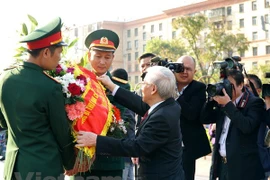 Máximo dirigente partidista de Vietnam rinde homenaje ante Monumento de Ho Chi Minh en Moscú