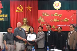 Veteranos estadounidenses entregan registros de restos de mártires en Quang Tri