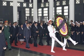 Delegaciones extranjeras rinden tributo a Do Muoi, exsecretario general del Partido Comunista de Vietnam 