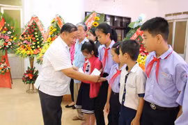 Entregan sillas de ruedas a discapacitados y niños huérfanos en Thua Thien-Hue 