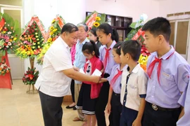 Entregan sillas de ruedas a discapacitados y niños huérfanos en Thua Thien-Hue 