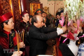 Ofrendan inciensos en honor a los reyes Hung 