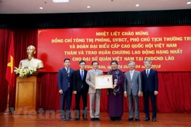 Embajada de Vietnam en Laos recibe Orden de Trabajo de primera categoría