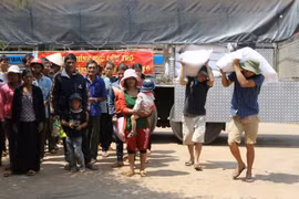 Distribuye arroz a personas de bajos ingresos en Vietnam en ocasión de Tet