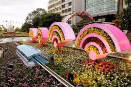  Abierta calle floral Nguyen Hue en Ciudad Ho Chi Minh en días festivos del Tet