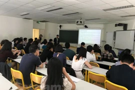 Vietnamitas en Francia intercambian experiencias sobre desarrollo financiero – bancario