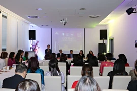 Divulgarán en Europa belleza de traje femenino tradicional de Vietnam