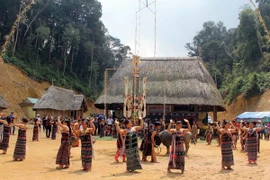 Provincia vietnamita revive la arquitectura tradicional del grupo étnico Co Tu