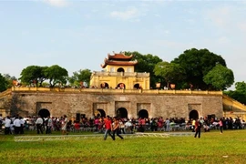 Aluvión de viajeros en días feriados en sitios turísticos en Vietnam