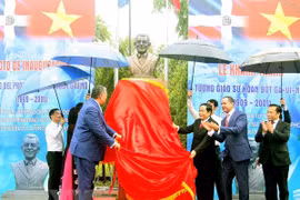 Develan busto de líder dominicano Juan Bosch en Vietnam 