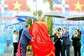 Develan busto de líder dominicano Juan Bosch en Vietnam 