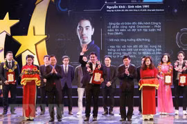 Honran a 10 jóvenes destacados de Hanoi en 2017