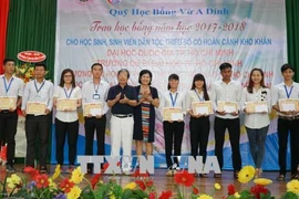 Entregaron becas “Vu A Dinh” para estudiantes de minorías étnicas en Vietnam