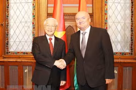 Dirigente partidista vietnamita se reúne con vicepresidente parlamentario de Hungría
