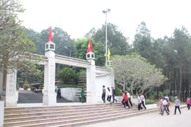 Rinden tributo a voluntarias caídas en encrucijada Dong Loc
