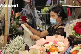 Mayor mercado de flores de Hanoi bullicioso en el Día de la Mujer vietnamita