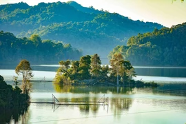 Contemplan belleza del lago Pa Khoang en provincia vietnamita de Dien Bien