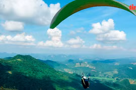 Práctica de parapente en provincia vietnamita de Hoa Binh
