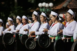 Preservan belleza única de trajes de mujeres de la etnia Muong