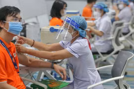 Amplía Vietnam mayor campaña de vacunación para frenar COVID-19