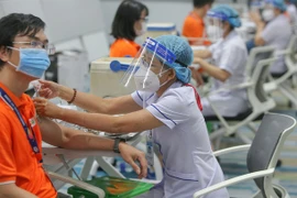 Amplía Vietnam mayor campaña de vacunación para frenar COVID-19