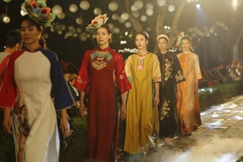Celebran desfile de Ao dai en templo de Van Mieu