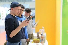 Promueven frutas y verduras vietnamitas en feria comercial Macfrut de Italia