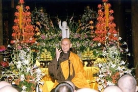 Seguidores budistas vietnamitas lloran muerte del maestro zen Thich Nhat Hanh