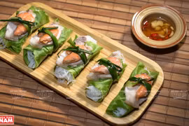 Rollitos de lechuga con camarón y carne, una especialidad de Hanoi 