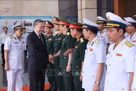 El presidente de Vietnam, To Lam, y los dirigentes de la Armada Popular. (Foto: VNA)
