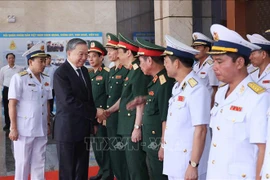 El presidente de Vietnam, To Lam, y los dirigentes de la Armada Popular. (Foto: VNA)