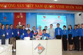 Las organizaciones juveniles de la ciudad de Da Nang y la localidad laosiana de Salavan firman el memorando de entendimiento. (Foto: VNA)
