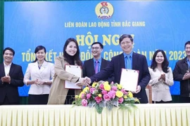 La Confederación de los Trabajadores de Bac Giang firma con el Grupo HOGI un acuerdo de cooperación sobre un programa de bienestar para los sindicalistas y trabajadores. (Foto: VNA)