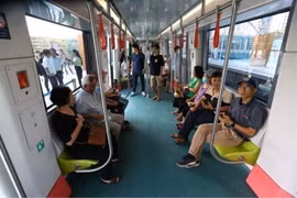 Los pasajeros utilizan el tramo elevado de 8,5 km de la línea de metro de la estación Nhon - Hanoi en el primer día de operación comercial el 8 de agosto. (Foto: VNA)