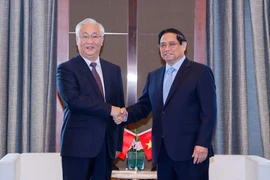 El primer ministro vietnamita, Pham Minh Chinh, y el viceprimer ministro chino, Zhang Guoqing. (Foto: VNA)