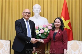 La vicepresidenta de Vietnam, Vo Thi Anh Xuan, intercambia con Elchin Amirbayov, enviado especial del Presidente de Azerbaiyán. (Foto: VNA)