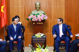 El primer ministro Pham Minh Chinh recibe al director general de Samsung Vietnam, Choi Joo Ho, (Foto: VNA)